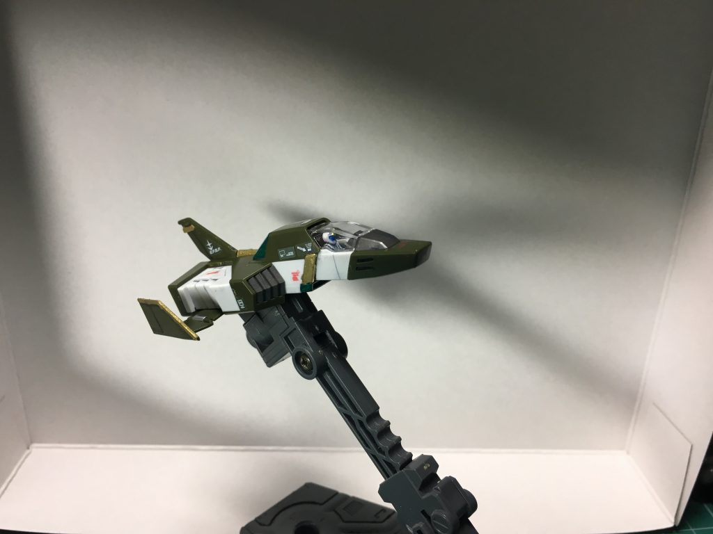アクションベース2で飛行イメージを撮りましたが、角ピンの形状が合わなかったので非常に不安定です。
 コア・ファイター単体で飾るならどのアクションベースで飾ればいいのか…
