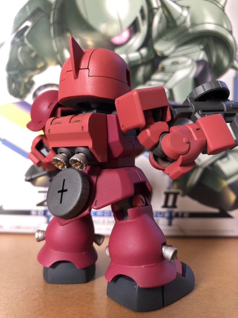 ひざ関節部にマイナスモールド、バーニア、ディテールアップパーツにてそれらしく見えるように。