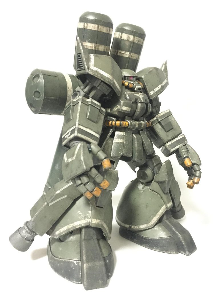 盾無し状態。
元々サイコミュ試験型ザクとかジオングとかサイコガンダムみたいな指にビーム砲がついてる機体が好きでこの頃はMGにばっかりハマってたもんですから、じゃあMGのサイコミュ試験型ザクっぽい機体を作ってやろうってなったのが製作のきっかけです。
ちなみにネオ・ジオン残党（袖付き）という設定で作ったので腕と胸にネオ・ジオンのマークをつけてます。