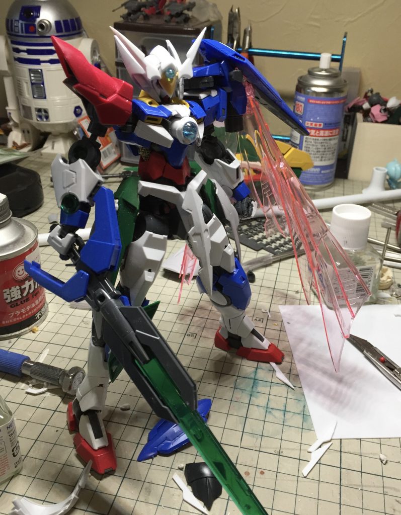 制作を始めた時のものです。
正直全然かっこよくなくてどうしようかと思いました(^-^;
フルアーマー騎士ガンダムの腰の中央にガンダムの盾の十字がデザインで着いていたので今回はエクシアの盾の中央を付けてみました。