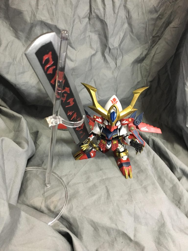 身体の二倍以上ある巨大な剣を装備した全体像です！肩の鎧もバインダーのように跳ね上がってます。