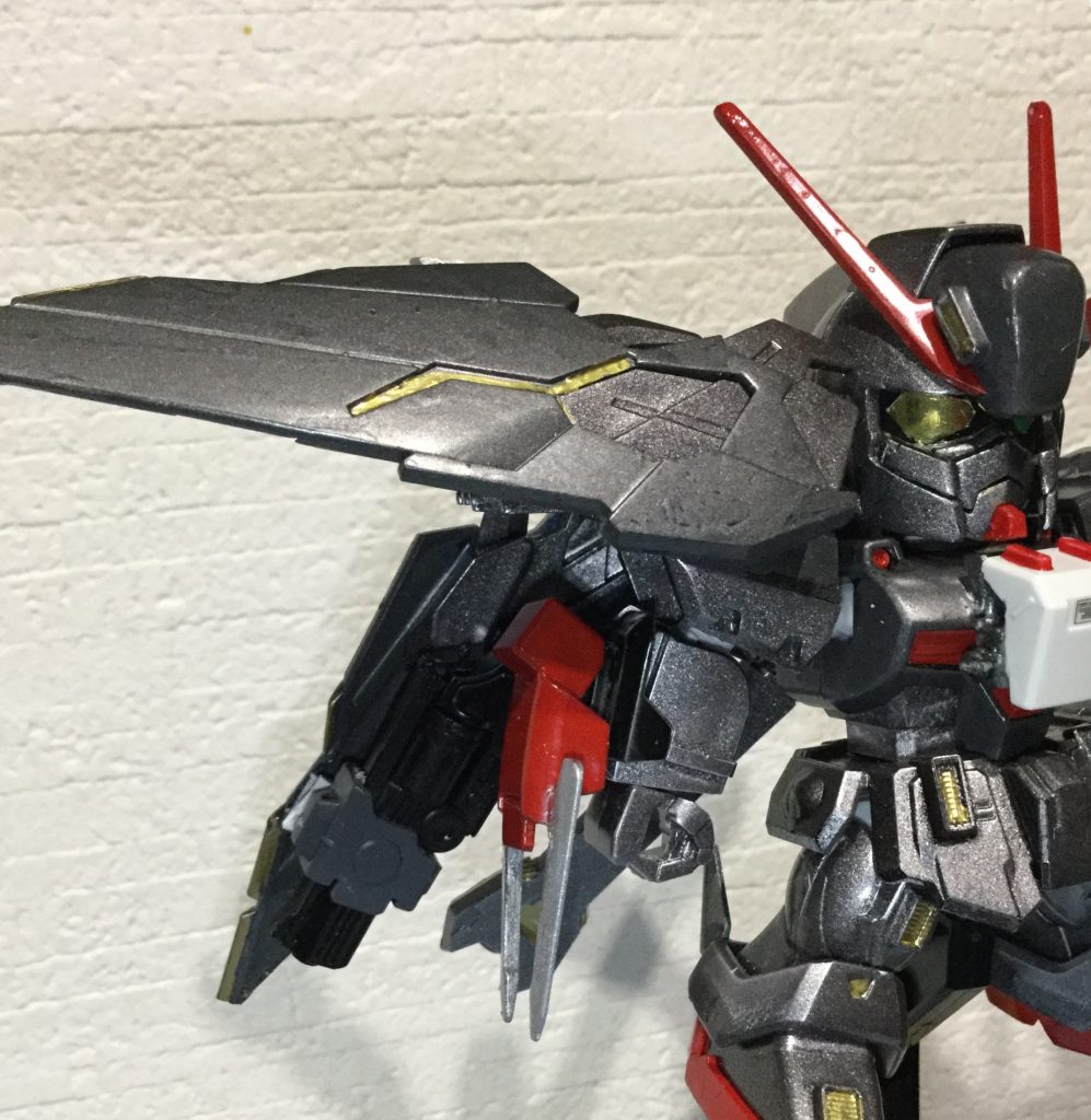 右腕のABC装甲の裏側に武器を収納していて敵にわからない様に隠している。