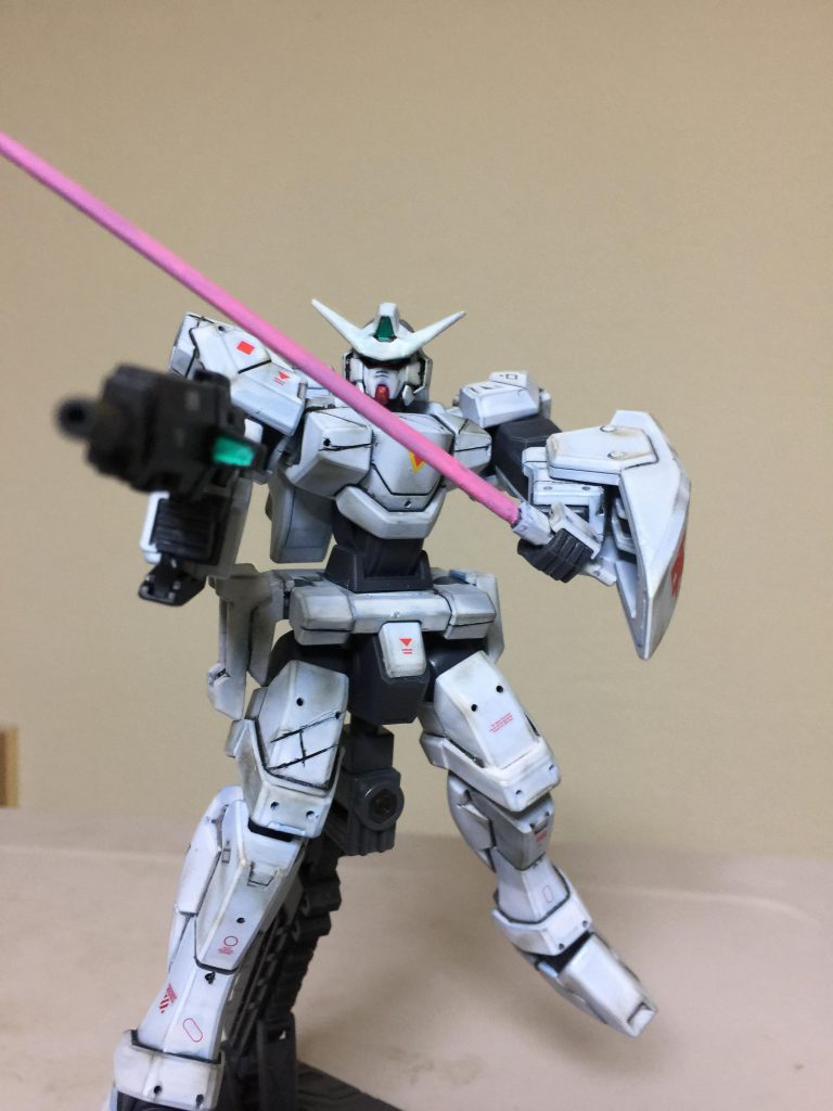 ガンダムAGE・ウルフの必殺技
スーパーウルフファング!
ウルフ・エニアクル中尉の機体
Gエグゼスの必殺技
ビームサーベル二刀流・
ウルフファングの応用の必殺技です。
ドッズライフルを 敵に 撃ちながら
ビームサーベルで 叩き斬る 必殺技です。