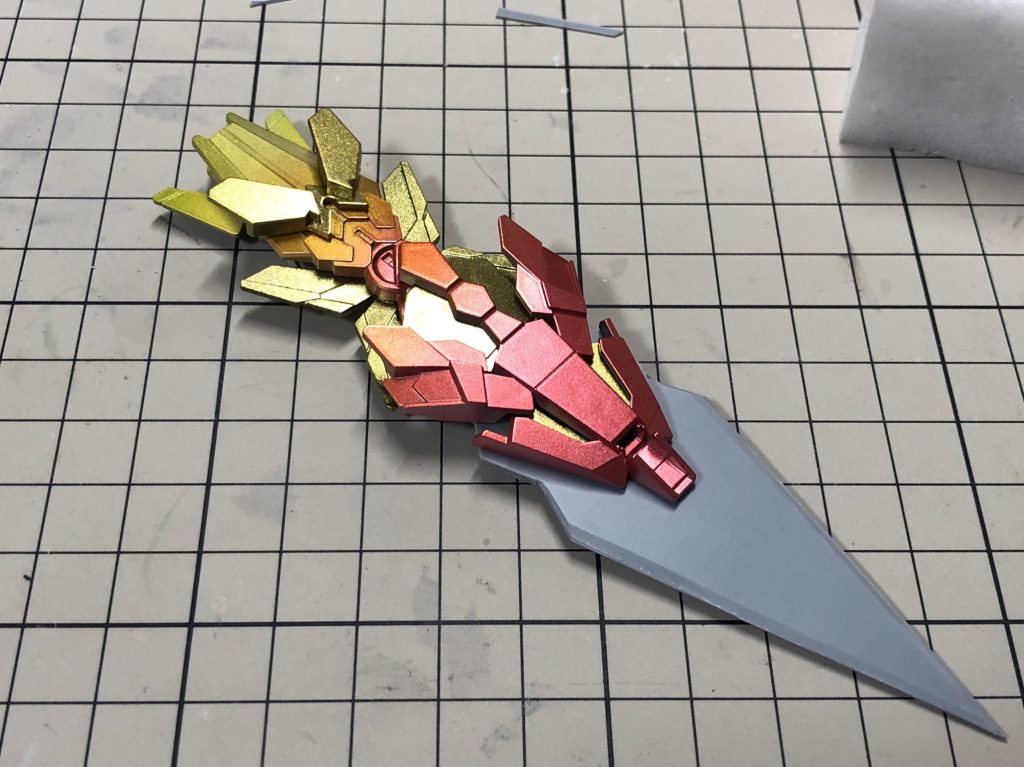 いっそのこと武器にしてしまってはどうだろうという事で、プラ板にて剣を作成。