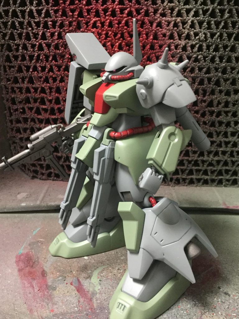 頭部/大型ブレードアンテナに換装，通信機能が1.5倍向上している．
肩部:ショルダーアーマーをかつてのハイザックに類似する形状に変更．