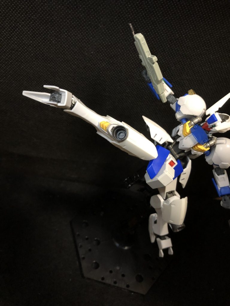 膝部バーニアにより爆発的な加速で脚を振り下ろすことが可能。背後の敵も速やかに捉える。