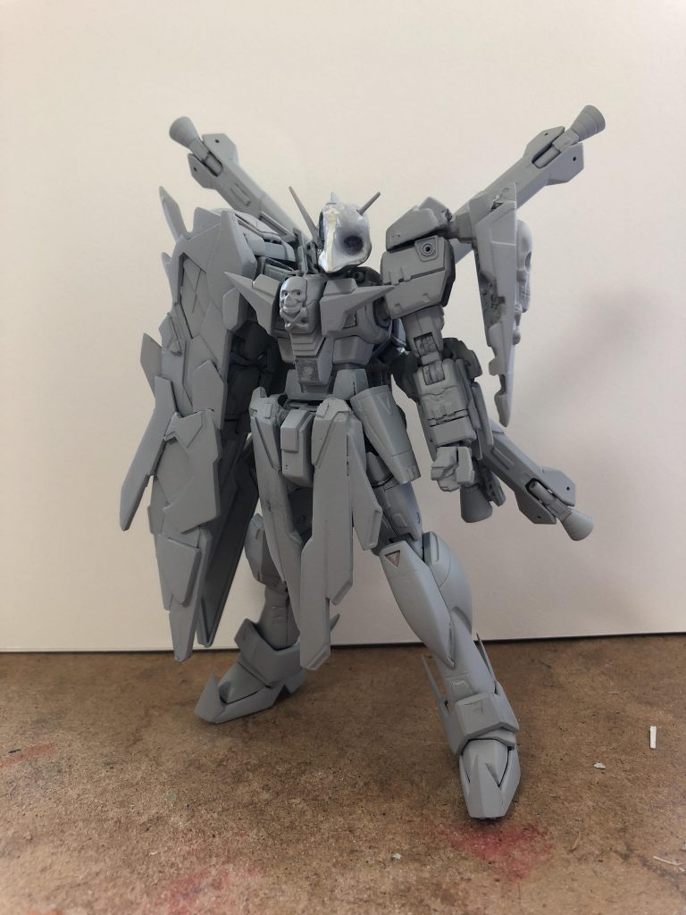 最終サフ
捨てサフ終わって更に改修して足付け替えてペストマスク作ってその他諸々が終わってからの塗装前のサフですね。
左肩のシールドがガタガタなのはビームザンバーをマウントするためです。