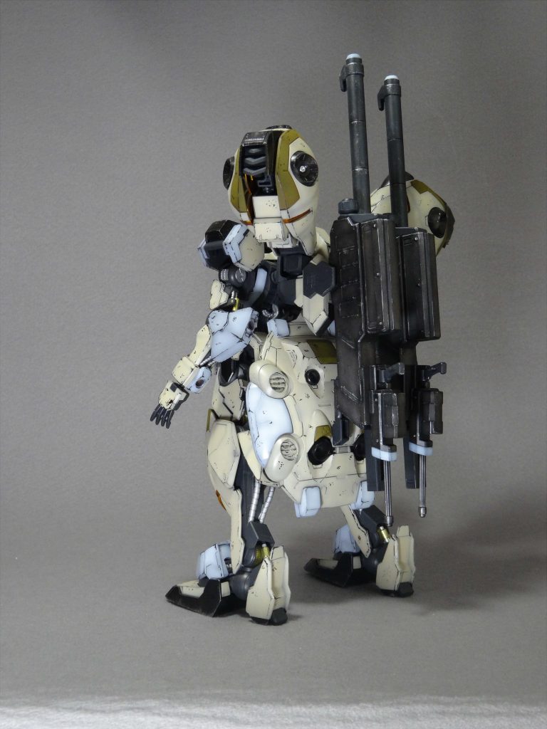 劇中の滑空砲2丁使いがかっこよかったので、バルバトスのように懸架できるように、バルバトスのバックパックを加工したものをリベイクのバックパックに取り付けできるようにしました。