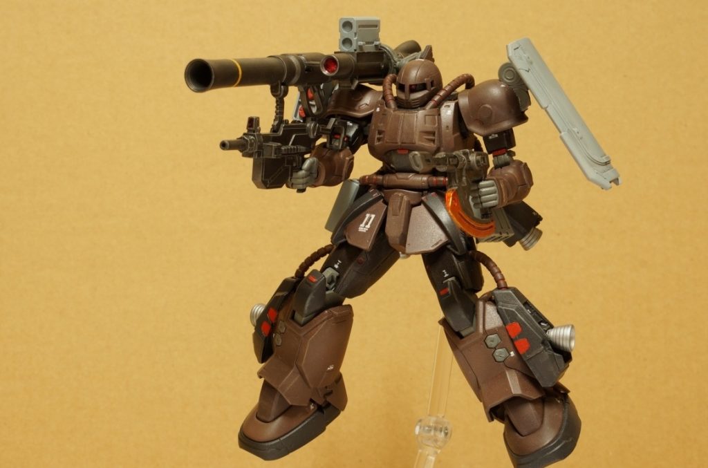 バズーカはバックパックからアームでマウント。
マシンガンと連結することで持ち替えず即座に発射可能。