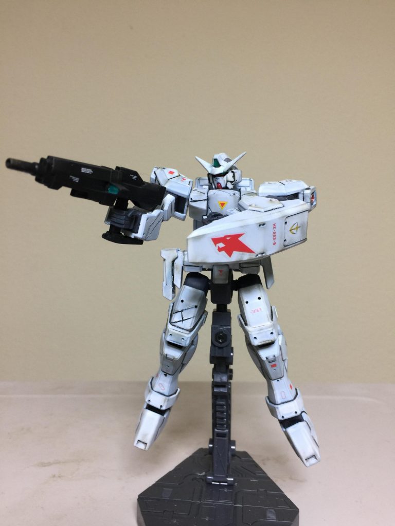 ガンダムAGE・ウルフの正面 少し斜めの
アピールショット!
やはり ジェノアスカスタムには
ガンダムAGE ノーマルの頭部は
マッチしてます。
フリット編では ジェノアスの武装
ビームスプレーガンでは
倒せないので ドッズライフルを
武装させました。