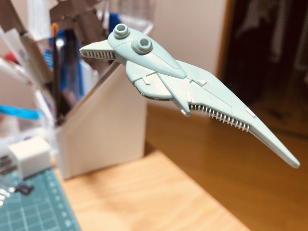 バックパックのツインテールは筋彫りの追加と、スラスターを開口した部分に0.3mmのプラ板から作ったフィンを一枚一枚貼り付け。
何故こんなことをしたのかはやった本人もわからないと自供していますね(