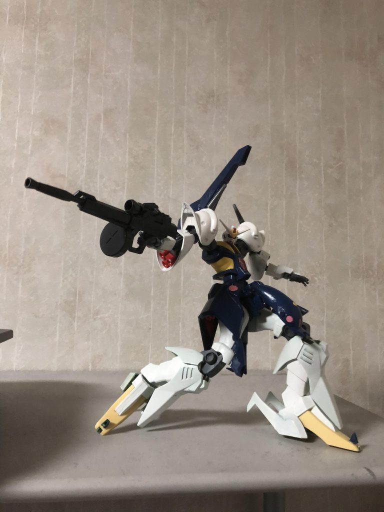 武器はMGストライクのビームライフルをベースに、MGザクマシンガンとHGジャンクのバックパックを組み合わせて、シーママリーネのビームマシンガン風に作りました。