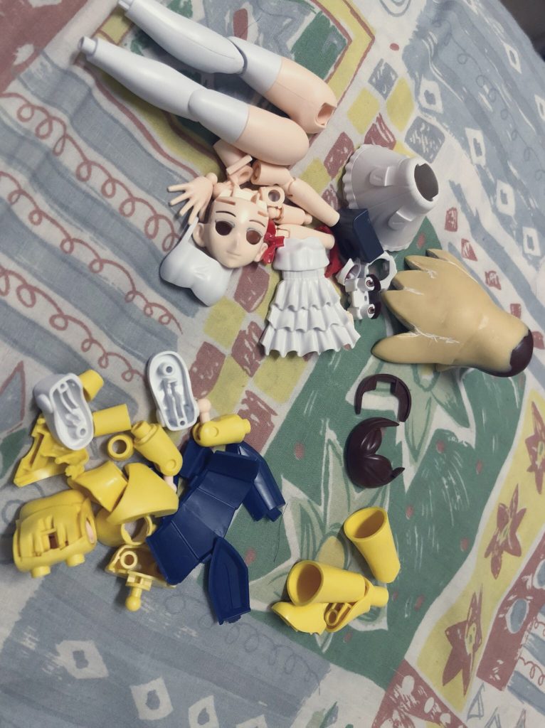 塗装前。ガンプラだと何ともですけど人型のパーツをバラして並べていると絵ヅラがだいぶショッキングですね……