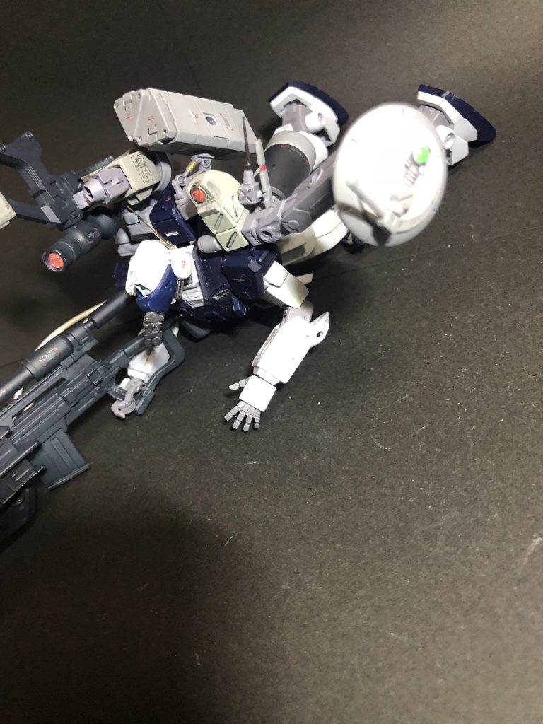 精密射撃時には索敵警戒が必要不可欠な為、バックパックに装備しているレーダーユニットが展開します。