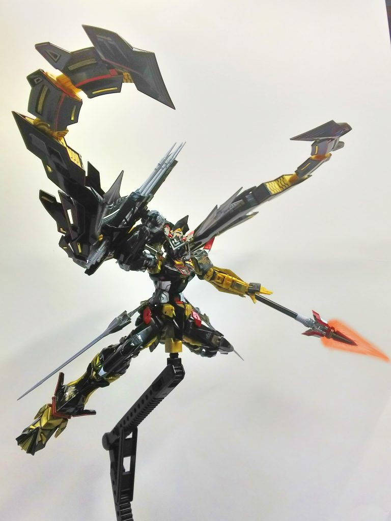 多機能兵装を多く持つ天ミナの中でも特に変幻自在のマガノシラホコは平手で構えさせています。