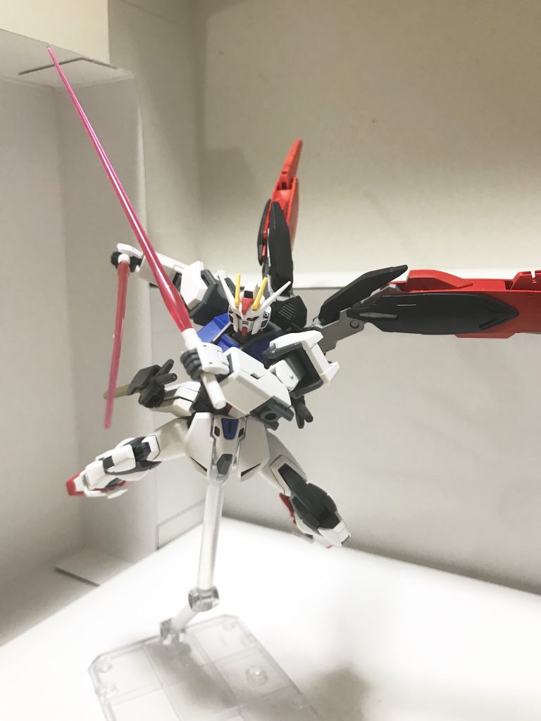 サイドアーマーはZのものを使用しているため、ビームサーベルも装備可能