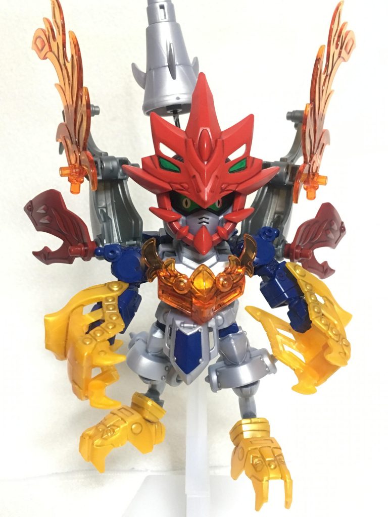 アップで。
軽装状態に仮面、胸の炎、脚を付けた形態。
目は郭嘉ヴァサーゴの怖い目シール。
炎のマントを逆立てて翼状態に。
脚はケンタウロス形態に郭嘉ヴァサーゴを接着。
SD体型から少しスリムに(笑)