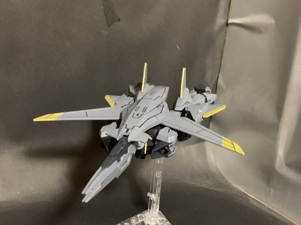 本機の一番の特徴である変形状態

主翼をプラ板から作り直して大型化、カナード翼や水平尾翼、垂直尾翼も付けてます