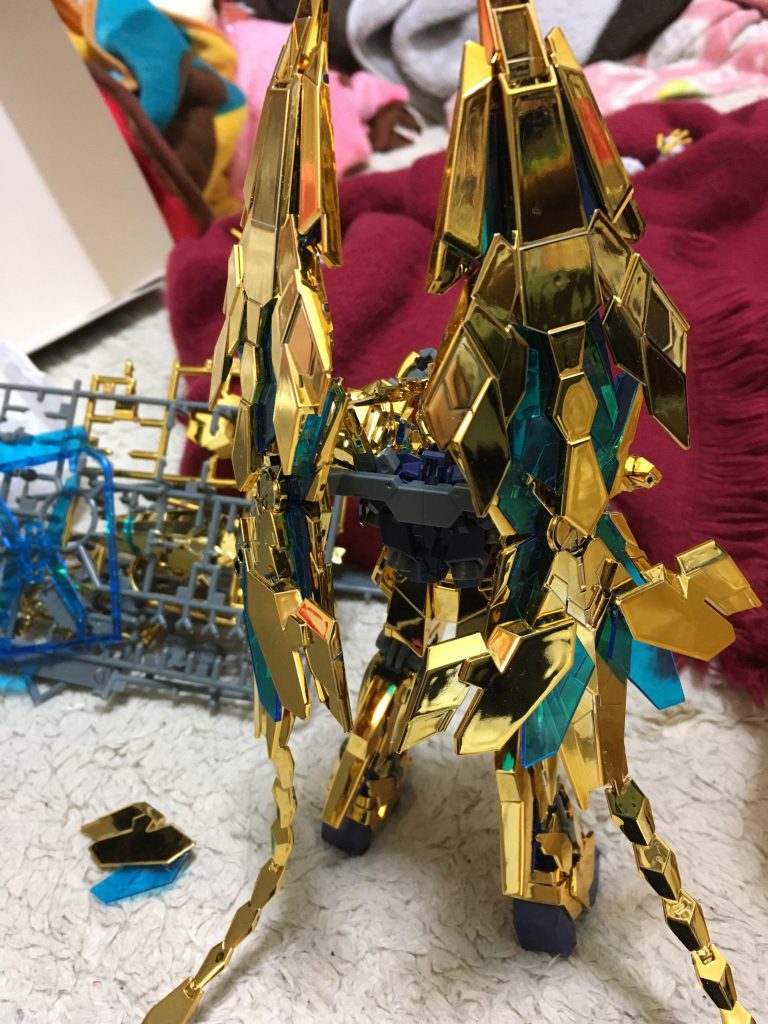 よし、完成! ………完成!!
うん……本当ごめん…
あとでパーツ注文するからね…
しかしフェネクスちゃん組んだ手がまるでティンカーベルを掴んだかのようにキラキラしている…フェネクスちゃんは妖精さんなんだね…