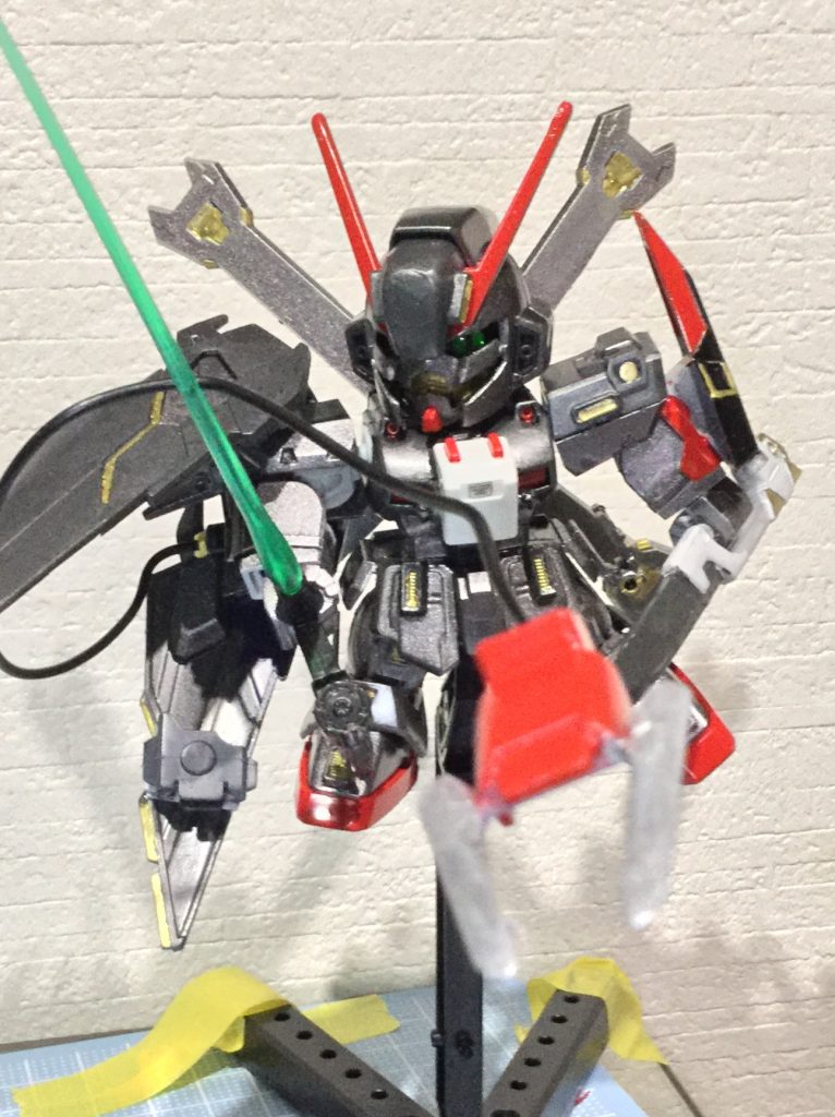 *シザーアンカー*:右腕に装備された敵を捕獲・拘束するシザース(ハサミ)。
基部にはチェーンおよびウィンチが装備されており、シザースを射出することで離れた場所の敵に対しても使用可能。
そのほかにも投げた武器を掴む、*隕石やデブリなどに打ち込み軌道を変えたり、推進剤をつかわず機体を移動する*など様々な使い方ができる。