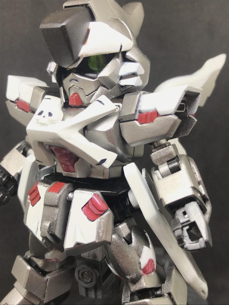 劇中で割れて露出した木星MSカメラを差し替えで再現。