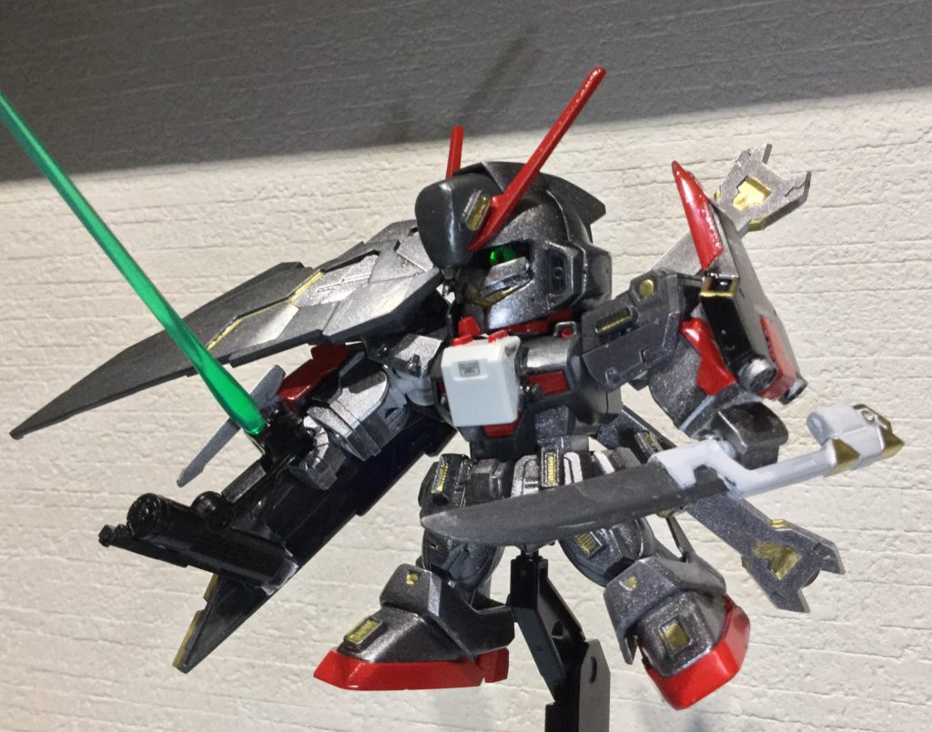 銃を折り畳むことでビームサーベルとして使用することが可能。