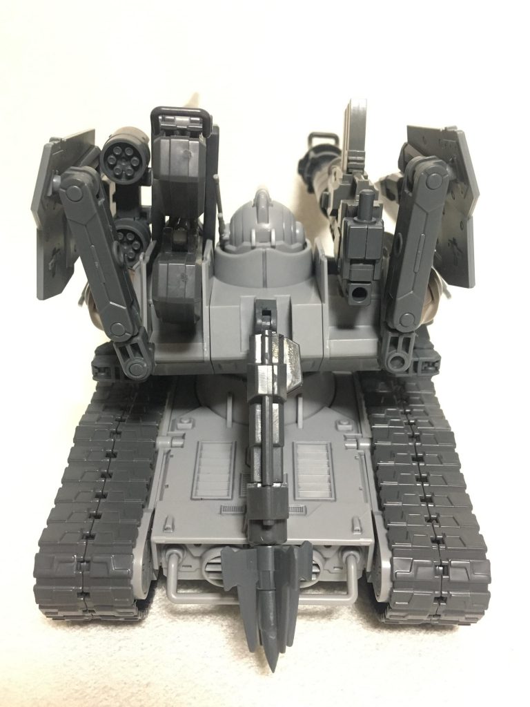 （ここからが妄想）

ガンタンク部隊はグフカスタムにより2機撃破され、残る1機はシローが必死に守るも生存が危ぶまれる状態である。

そこにコジマ大隊長当てへ作戦指揮基地に連絡が入る。

「失礼します！こちら対MS歩兵中隊301、整備兵のF岡であります！」

コジマ大隊長「なんだ、こんな忙しい時に！」

F岡「実は…うちの隊から出撃しているガンタンク3機の他に予備機としてガンタンクの初期型を持ち出してきておりまして…」

F岡「許可なく行動してしまい申し訳ありません。ですが、今は敵基地への攻撃に数が足りてません！………散っていった仲間の分まで私に行かせてください！」

イーサン・ライヤー連隊長「コジマくん…どうだろう？君のところの部下がこう言っておるんだ。是非弔い合戦をやらせてあげたまえ」

コジマ大隊長「……全く…うちの兵士どもはどうして問題児ばかりなんだ…。そのガンタンク、初期型と言ったな！そんな骨董品、使えるのか⁈」

F岡「はい！機体自体は古い型ですが日頃からメンテナンスは怠っておりません！指令が出た時に装備を変更し基地攻略用の物に変えてきております！」

コジマ大隊長「よし！では準備が整い次第出撃！敵基地への攻撃を許可する！」

F岡「了解しました！」