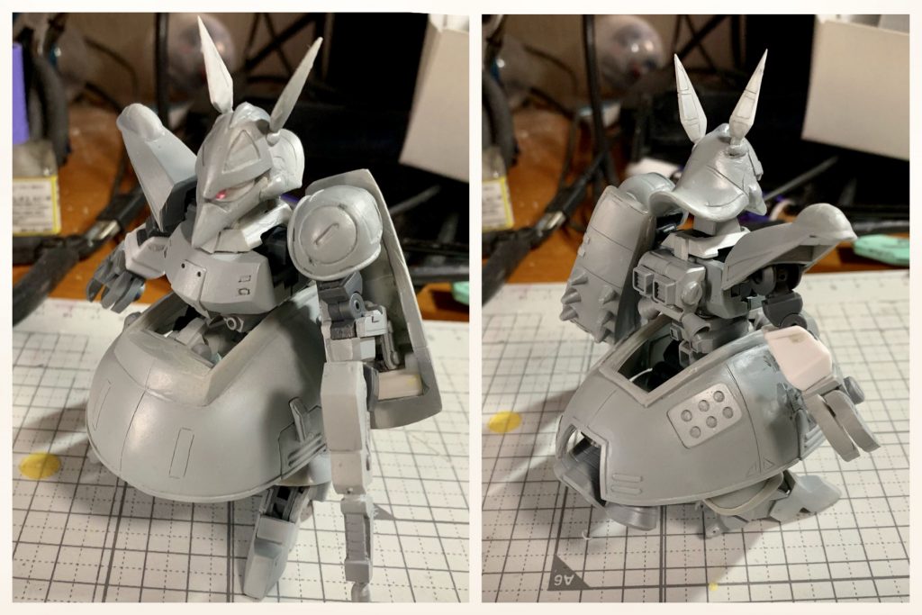 サフがわりに下地をグレーに塗った状態。ただし、途中で塗料が足りなくなって一部白いままです。この時点ではまだモノアイがピンクでした。アンテナの接続部もこの後で作り変えてます。(ピンクはザク、グリーンはダブルオーダイバーのクリアパーツのランナーから削り出しで製作)