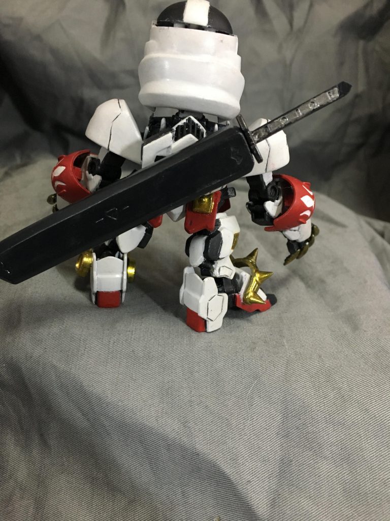 後ろ姿です。肉抜き穴が凄いキットで発売当初、この肉抜き穴と塗り分けのため、シールを貼るだけで遊んでました。写真がこれ以上載せられないため省略せざるを得ないですがキチンとガンダムフレームを再現しました。以上です。お付き合い頂きありがとうございました！！