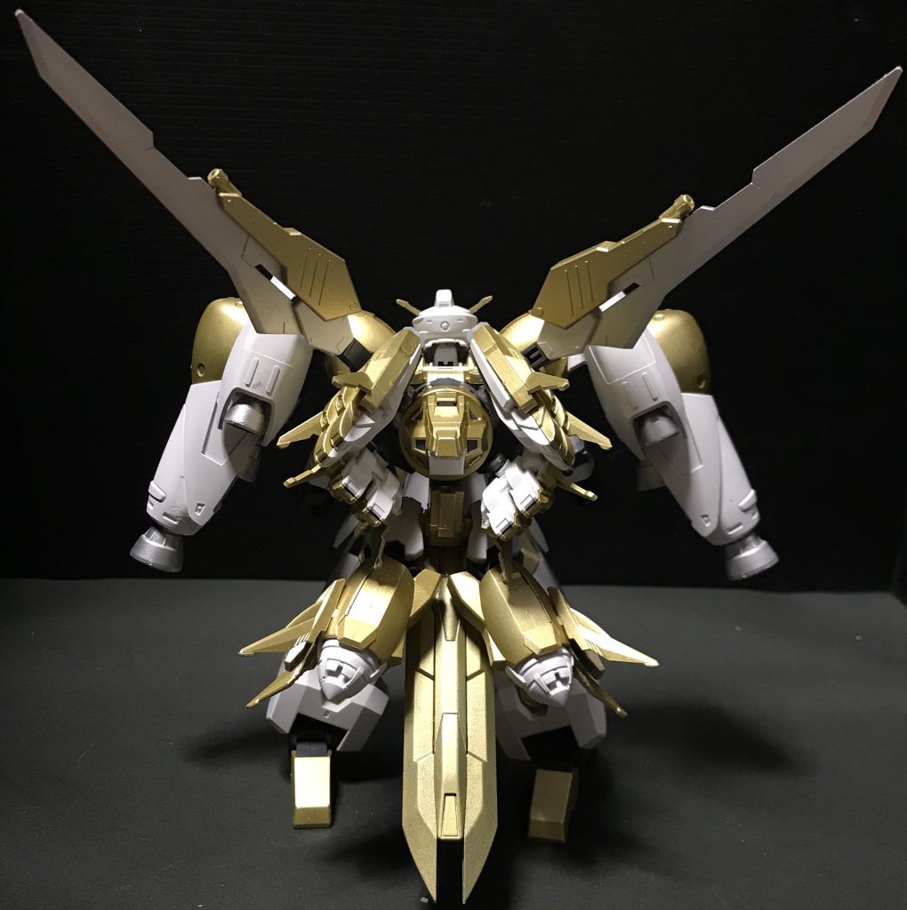 まずは正面ならび背面から
武装の収納や、バックパックの接続などを考え
今の配置にしております
なるべく本体に加工を加えないように作った結果
背中に集中する形になりました
中々ごつい見た目になってしまいましたw