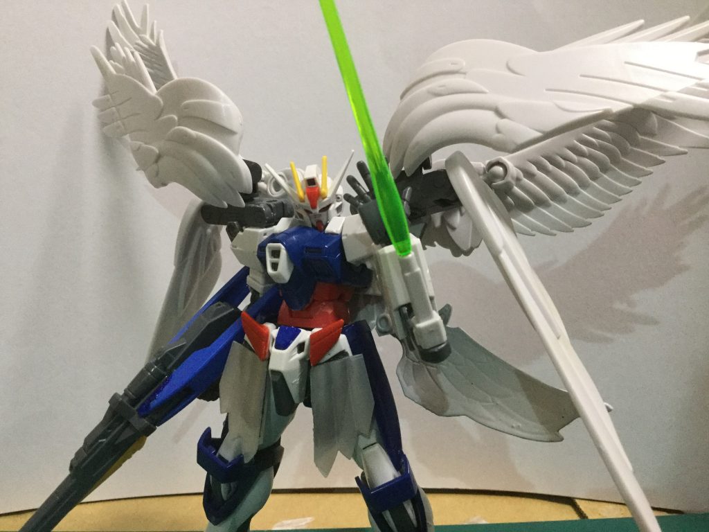 ビームサーベルを展開した状態
機体本体からエネルギーを供給しているため、強力