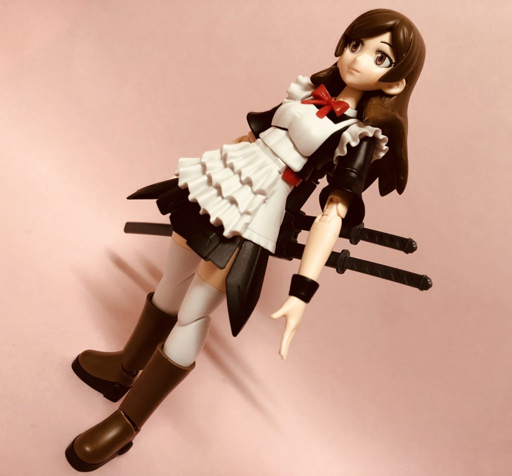 腰裏のリボンを取り外せば、ランドセルから武器保持アームを展開可能。
画像はコトブキヤモデリングサポートグッズ32「日本刀」を使用しています。