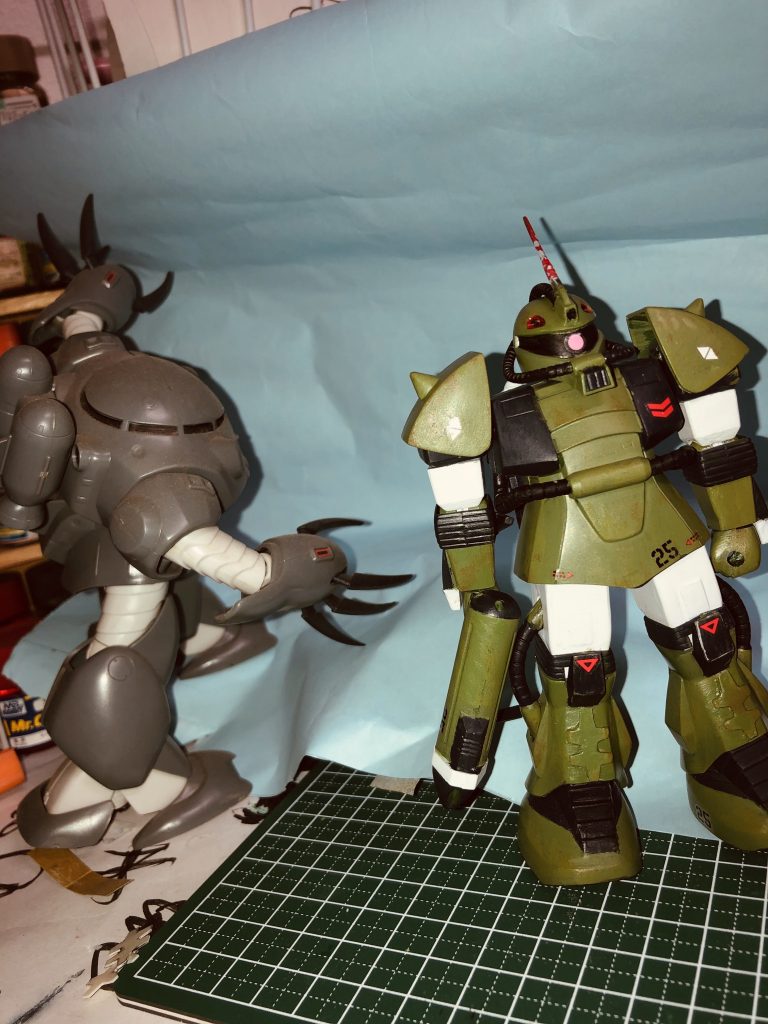 背景紙の固定をズゴックさんに手伝ってもらいました