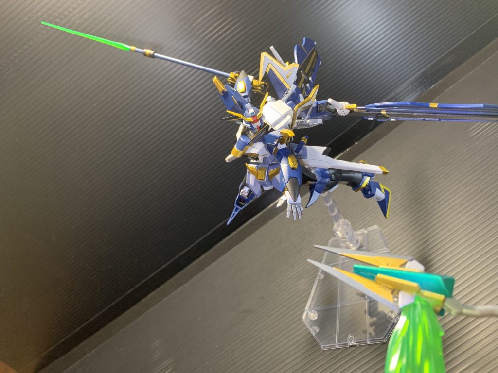 ## ロングビームスピア
右のサーベルは通常はサイズの反対側に装備。ビームサイズ先端はSEEDシリーズでちょくちょく居た簡易ドラグーン搭載のブーメランになっているという設定付きですので、先端を飛ばしている間はコチラを使用します。