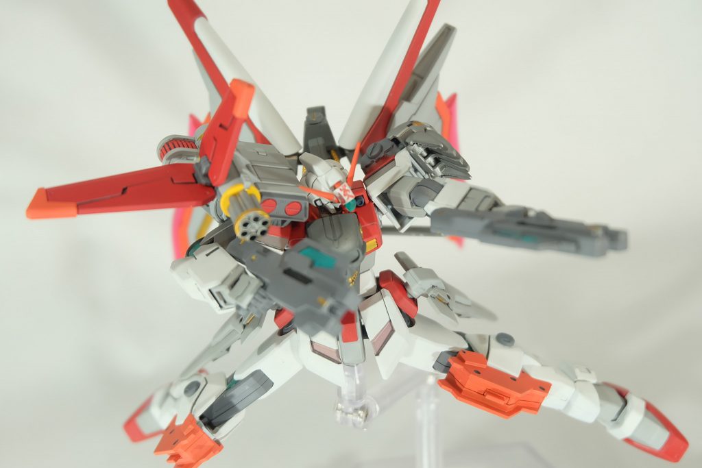 脚部にはGNショートライフルがマウントされており、近接射撃時に用いられる