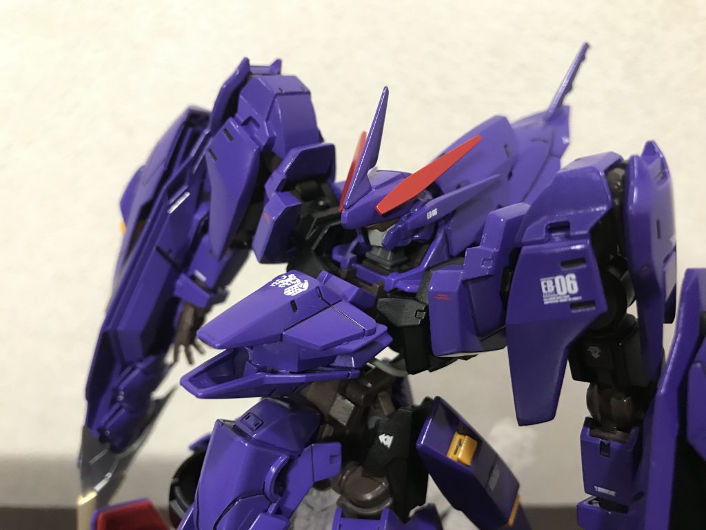 頭部はガンダムハルート
顎を切ってパテで埋め、額はパテで延長してビルダーズパーツのアンテナを付けました
ガンダムにもグレイズにも見えない頭になって満足