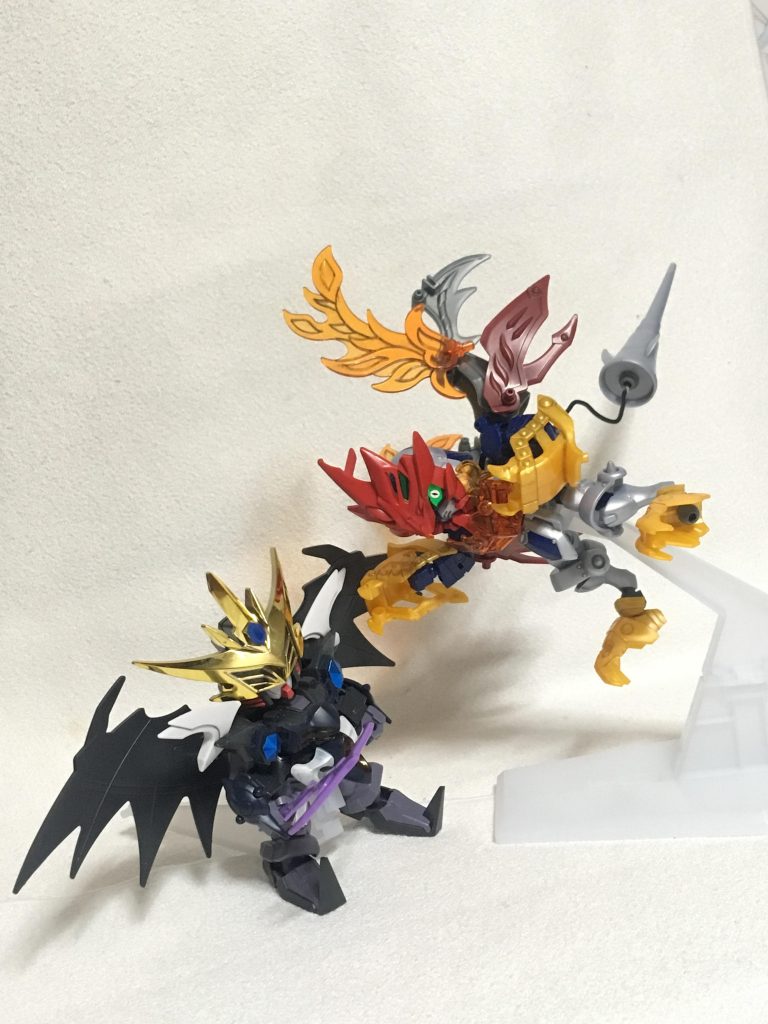 悪魔VS沙羅曼蛇！
外見は獣そのもの。
サラマンダーの仮面を被った瞬間全ての装甲が飛散し、体は軽装状態へ。
防御力はないのに攻撃を一身に受けてでも目の前の獲物に向かって一直線で突き進む。
機動力はサラマンダーそのものの速さを得ている。
仮面の口部分から業火を吐き、その四肢で獲物の肉体を引き裂く。