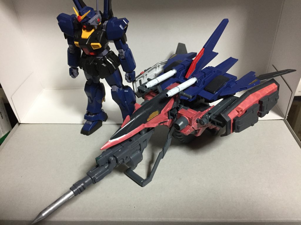 BWSはいくらか削ってホッパーに乗せています。両サイドの盾はジムカーディガン＋α。機首のパイルバンカーはコトブキヤのフォールディングキャノンから。