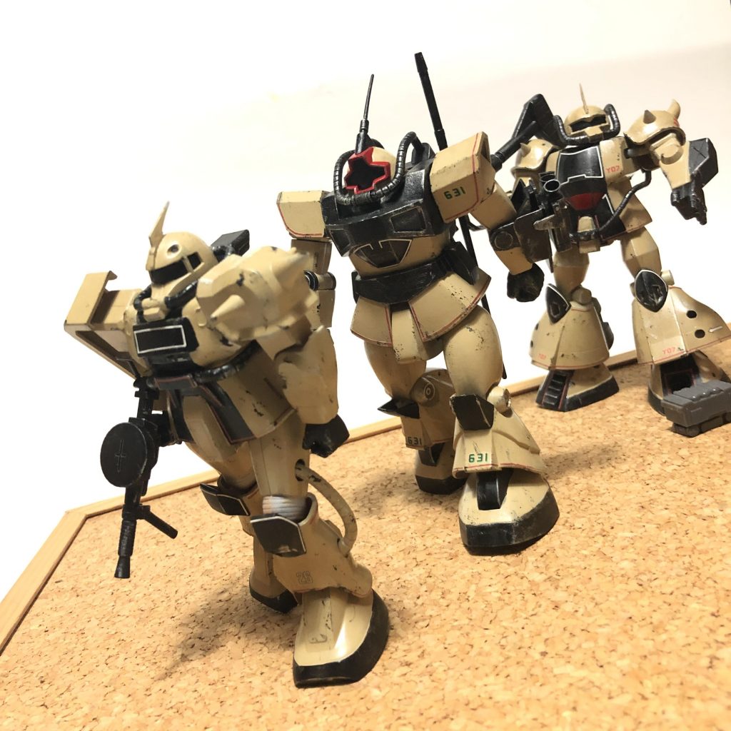 ここはとある「砂漠の駐屯地」
戦略的価値の薄い方面でも連邦軍のジオン掃討作戦が展開していた。
 
物資の乏しいアフリカで、激烈を極めるジオン狩り。
 
「亡き戦友の為に…空砲。西へ15キロ先、友軍からの支援要請をキャッチした!はぐれ小隊出るぞ!」
 
彼等は生き残る事が出来るだろうか…