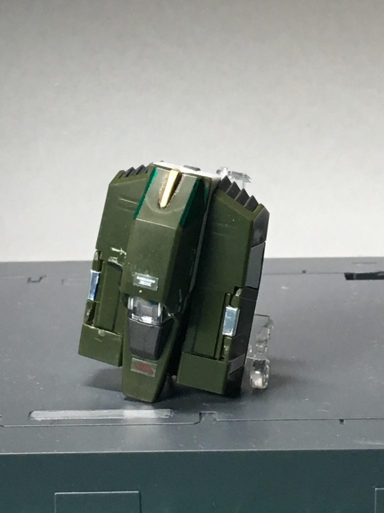 主翼のヒンジ部分はホイルシールの余白の銀部分を貼ってアクセントにしています。