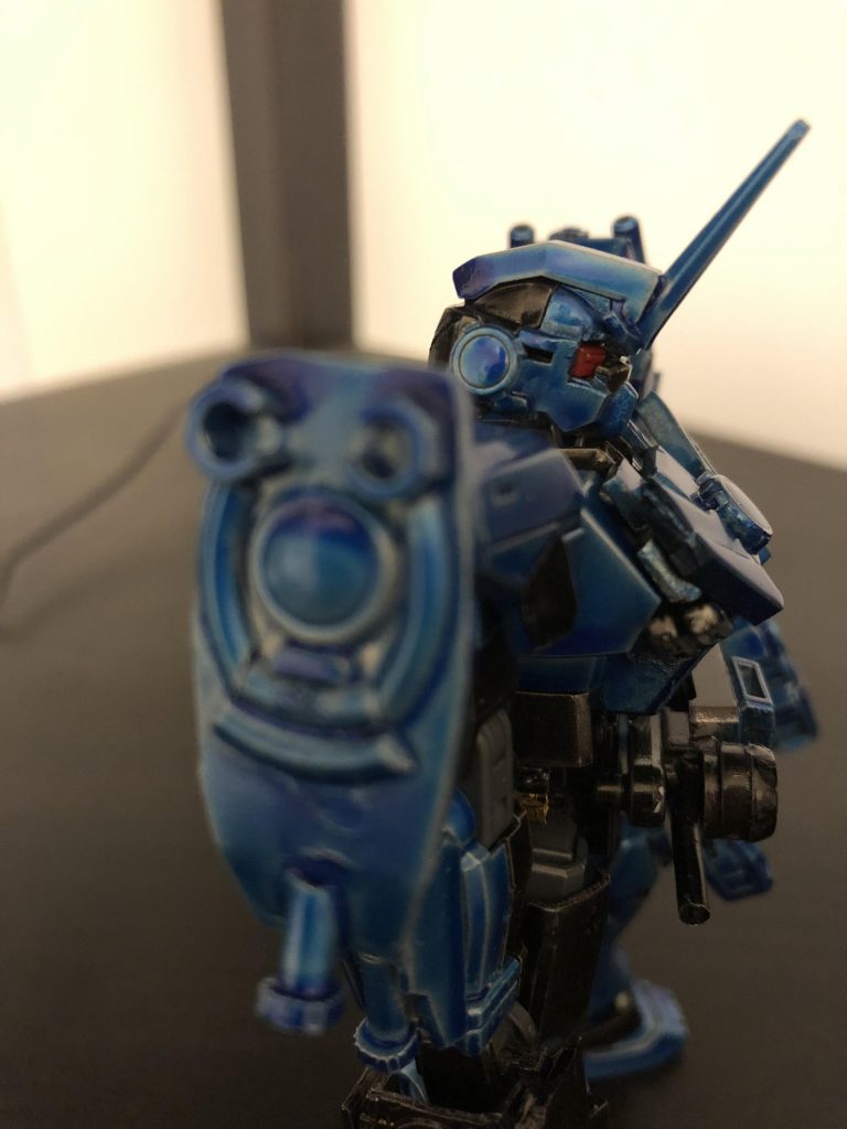 両肩のロボットと三羽鴉のマークもジャンクで作りました、ここはほんとにキツかった。