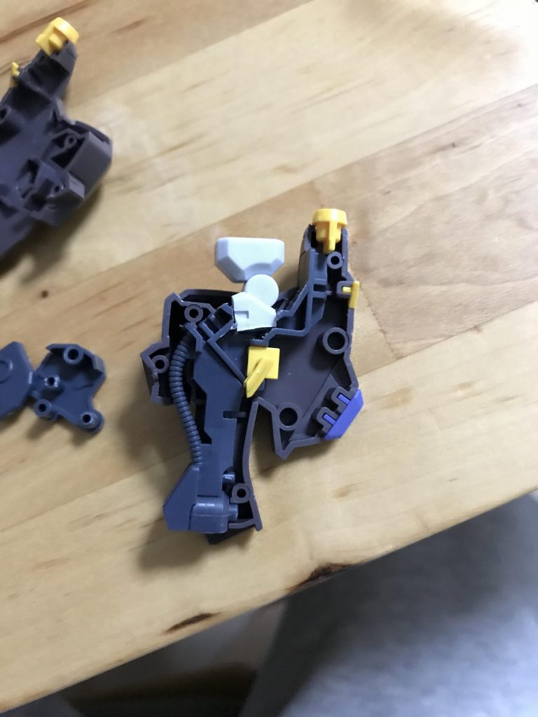 脚部製作
ひざ関節はこんな感じで埋め込んでます
短縮はこの後あーだこーだしてます