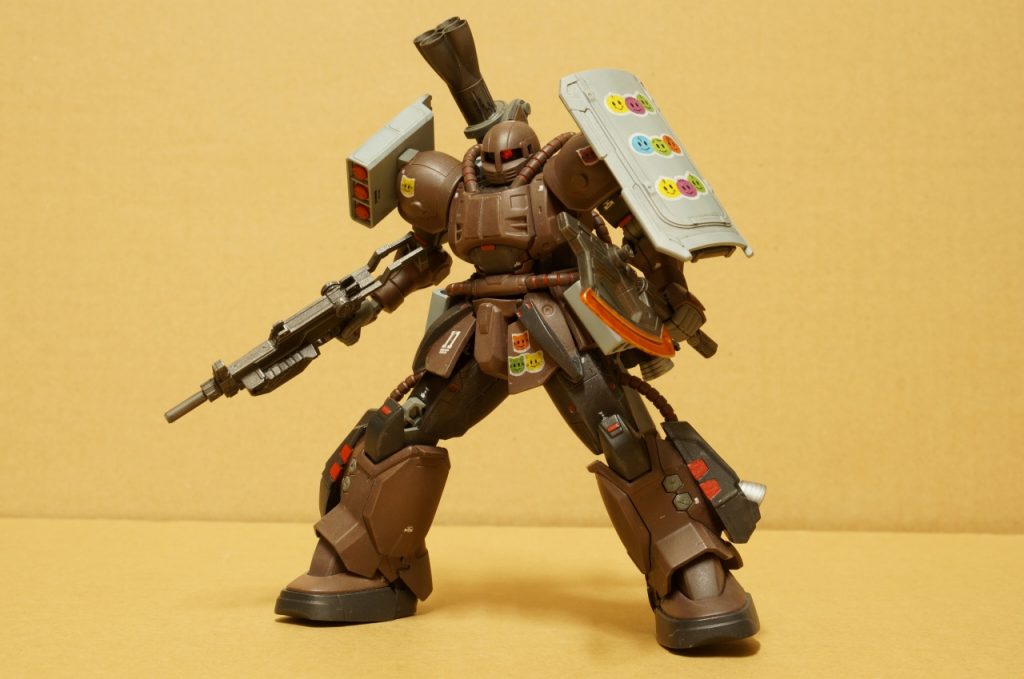 ちょっとお遊び。こういう写真に限ってモノアイが光る。
今回はジオンマークを外してファンシーを入れたかったのでお試しに。