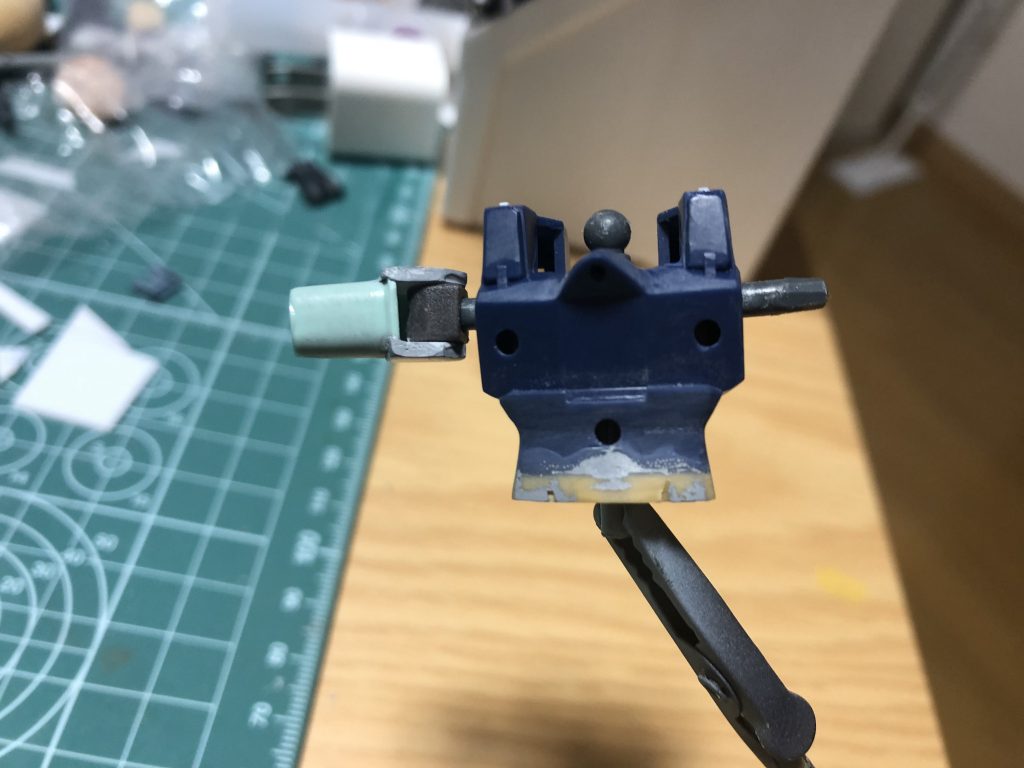 肩関節と股関節の接続は本来ならばボールジョイントなのですが、ボール部分を削り落として3mm棒接続に加工。
肩部分は上腕の接続部を切り落とした後、プラ板と余りのポリキャップで箱組みして整形。