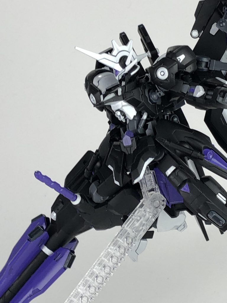 ドリルニー。キマリスヴィダールの武装ですが、脚の側面と裏にバーニアを追加しているので速度と貫通力を高めています。
