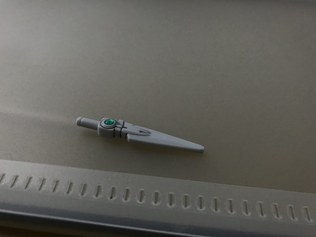 武装は今のところGNソードのみです。
コレもダブルオーダイバーに付属していたものを加工して肉抜き穴にUVレジンを入れ
宝石見たいなシールでデコりました。