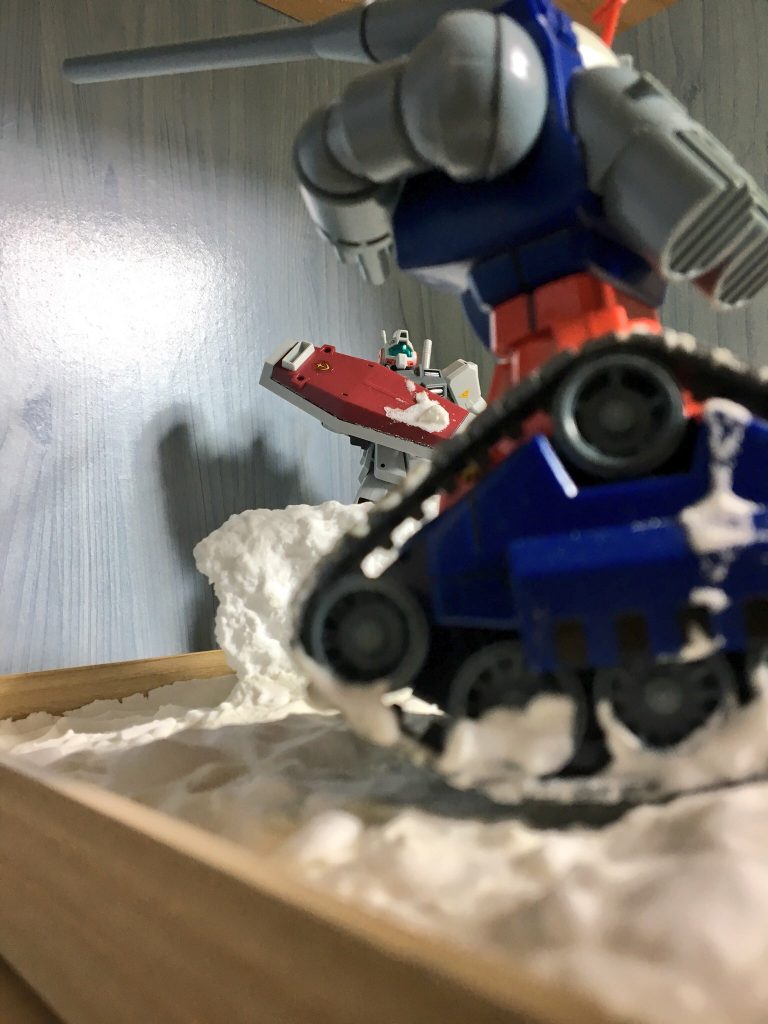 「ボッブミサイルで雪玉撃ち込んでくるお前の方が卑怯じゃない……?」