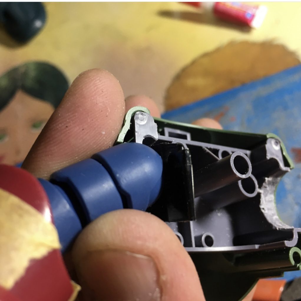 胴体の内側から腕が生えた感じに加工。