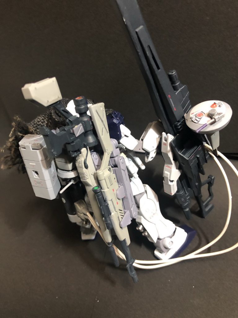 バックショット2

様々な依頼や任務を対応する為、実弾スナイパーライフルやロングレンジライフルを背面ウェポンハンガーに装備。