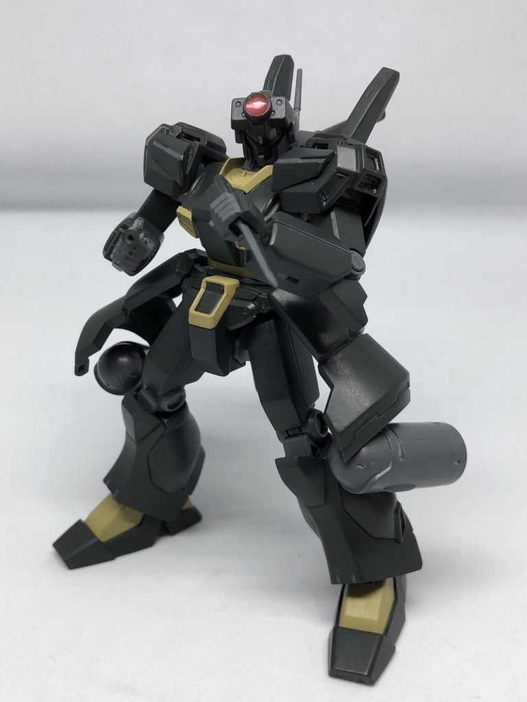 武装はビームマシンガン、サプレッサー付きハンドガン、ショートビームサーベル、コンバットナイフ
この構えとフォース名で分かる人は多いはず